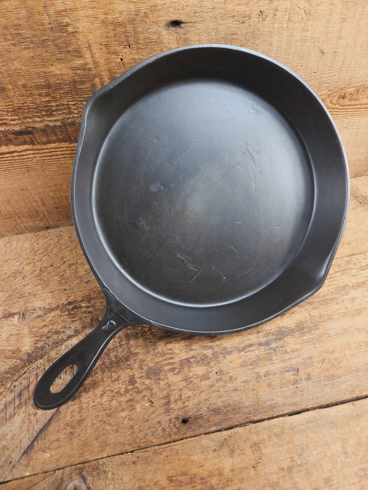 Antique elegant gate-marked unknown #9 skillet. Amazing condition Est 1880’s Era. Flat handle raised #9 Pattern Skillet