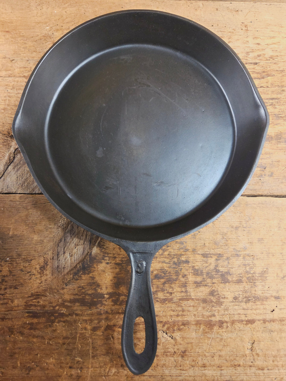 Antique elegant gate-marked unknown #9 skillet. Amazing condition Est 1880’s Era. Flat handle raised #9 Pattern Skillet