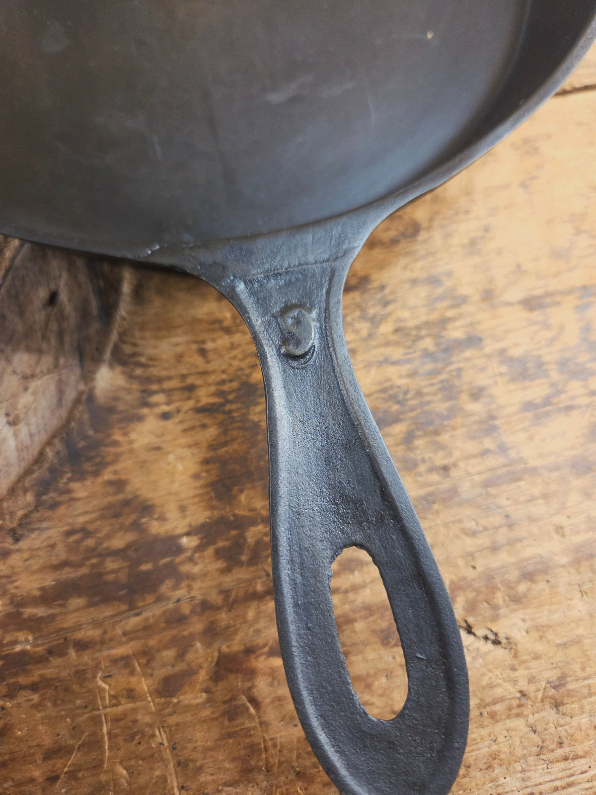 Antique elegant gate-marked unknown #9 skillet. Amazing condition Est 1880’s Era. Flat handle raised #9 Pattern Skillet