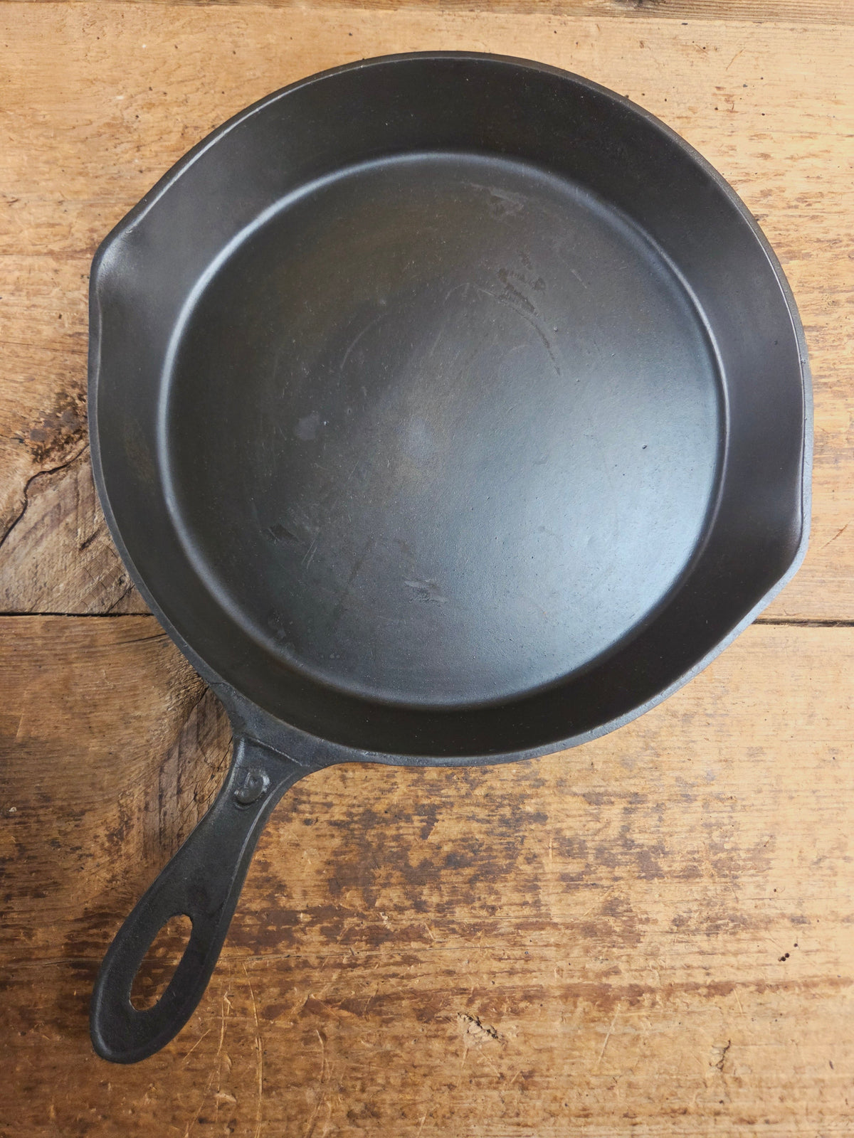 Antique elegant gate-marked unknown #9 skillet. Amazing condition Est 1880’s Era. Flat handle raised #9 Pattern Skillet