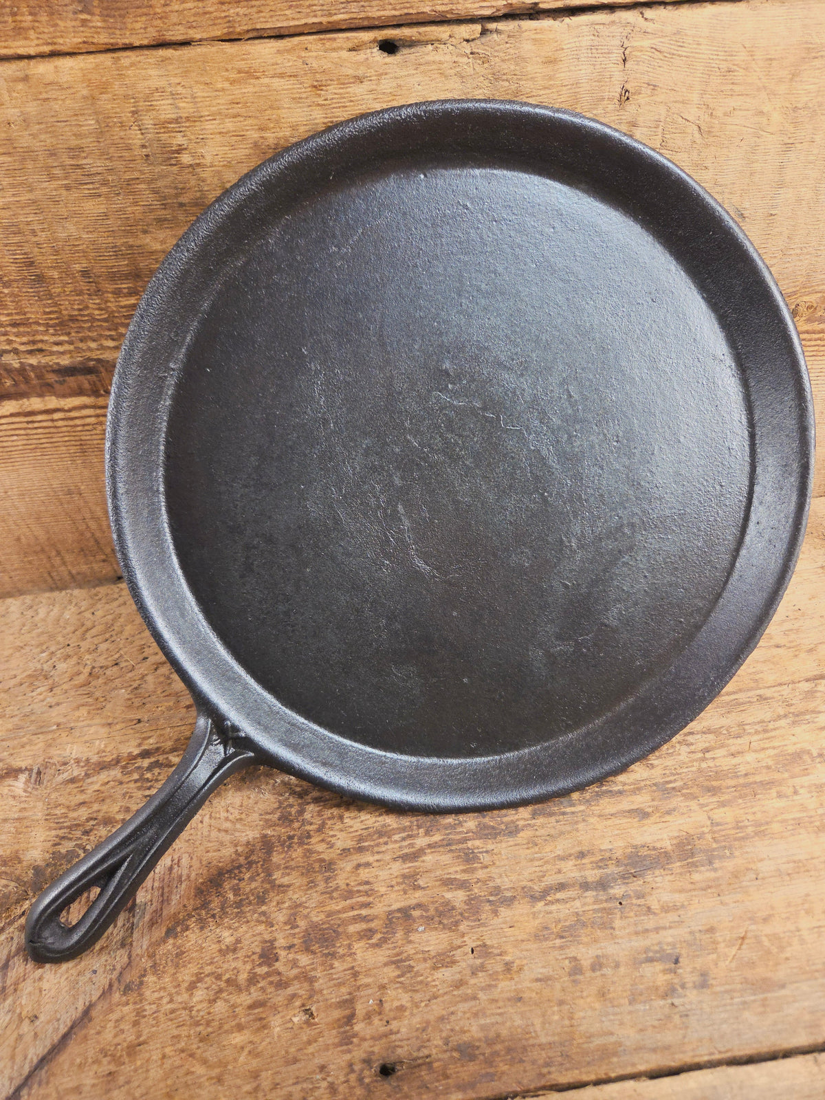 Late 1800’s Antique #9 Round Stove Eye Griddle with Gate mark and Raised 9 semi-fancy handle Griddle