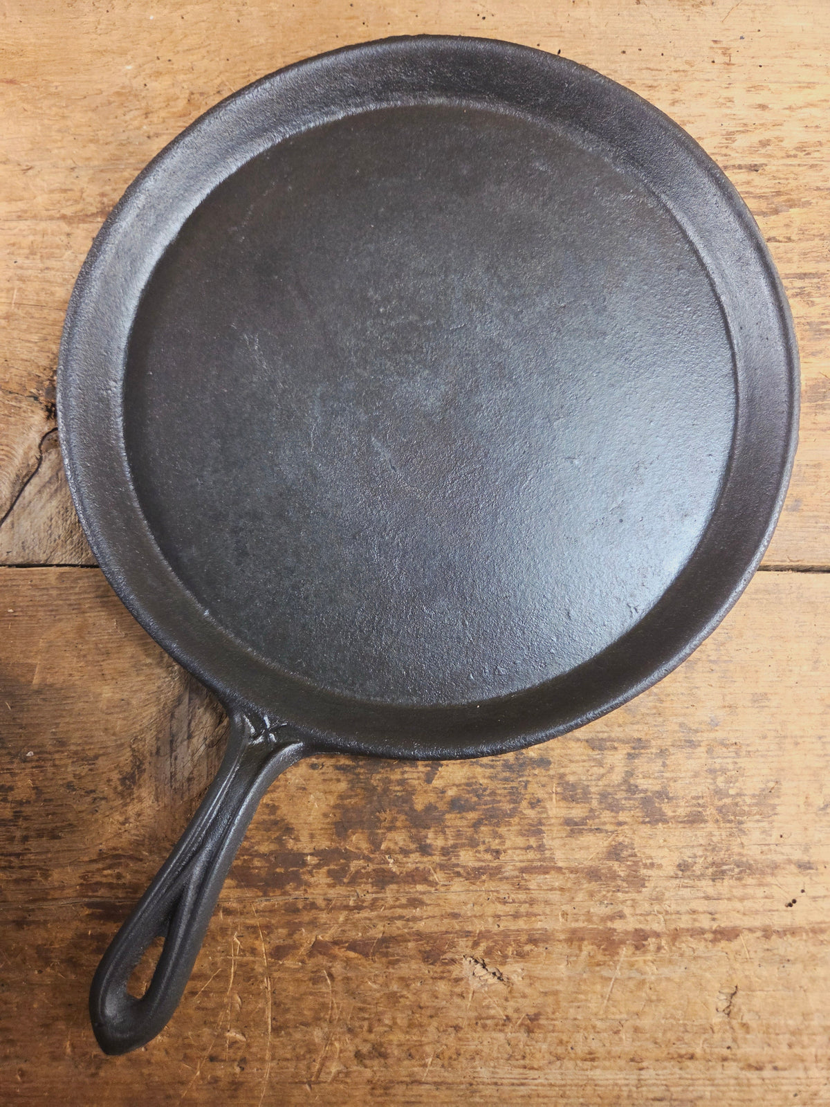 Late 1800’s Antique #9 Round Stove Eye Griddle with Gate mark and Raised 9 semi-fancy handle Griddle