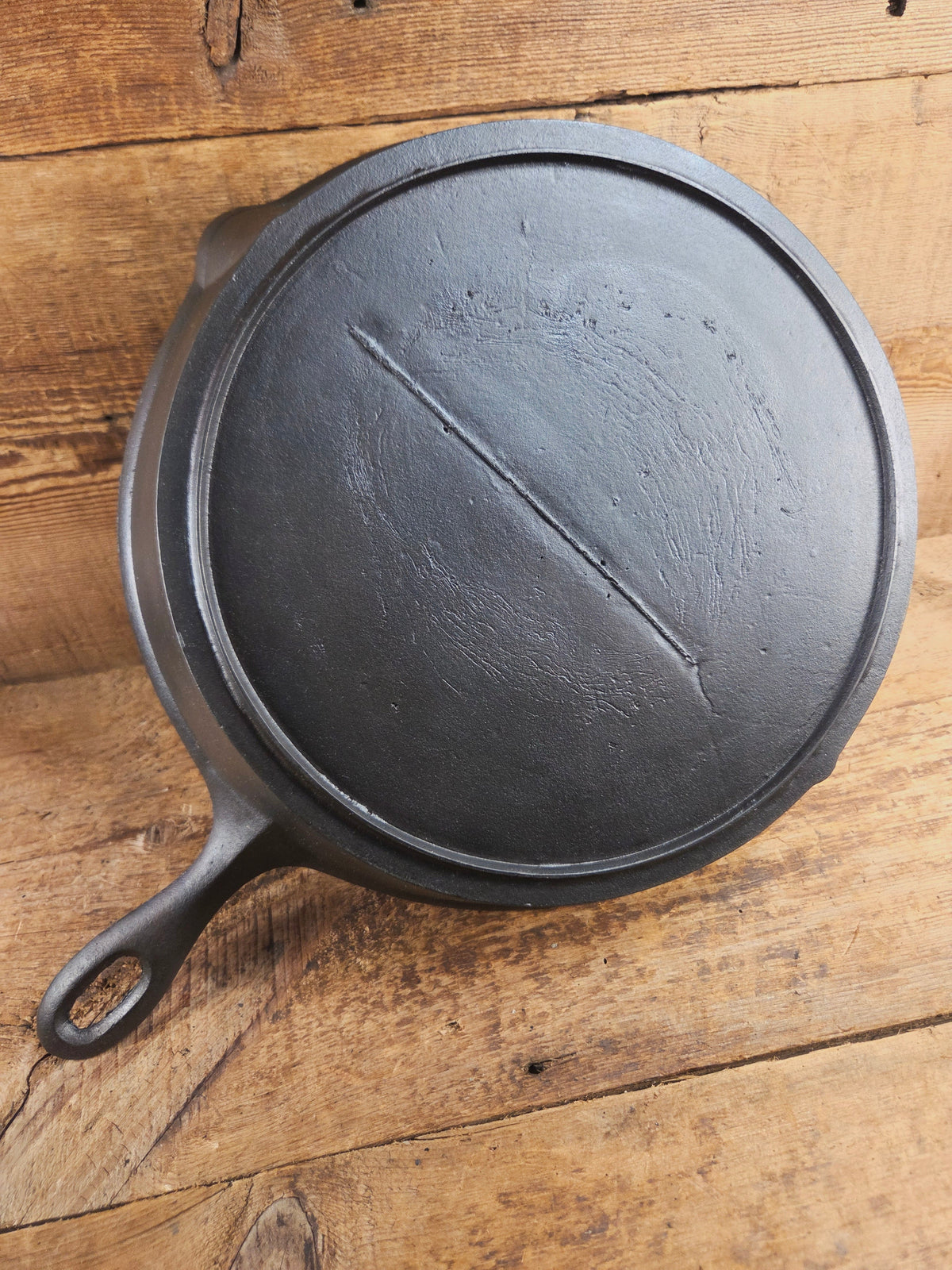 Antique elegant gate-marked unknown #11 skillet. Amazing condition Est 1880’s Era. Flat handle raised #11 Pattern
