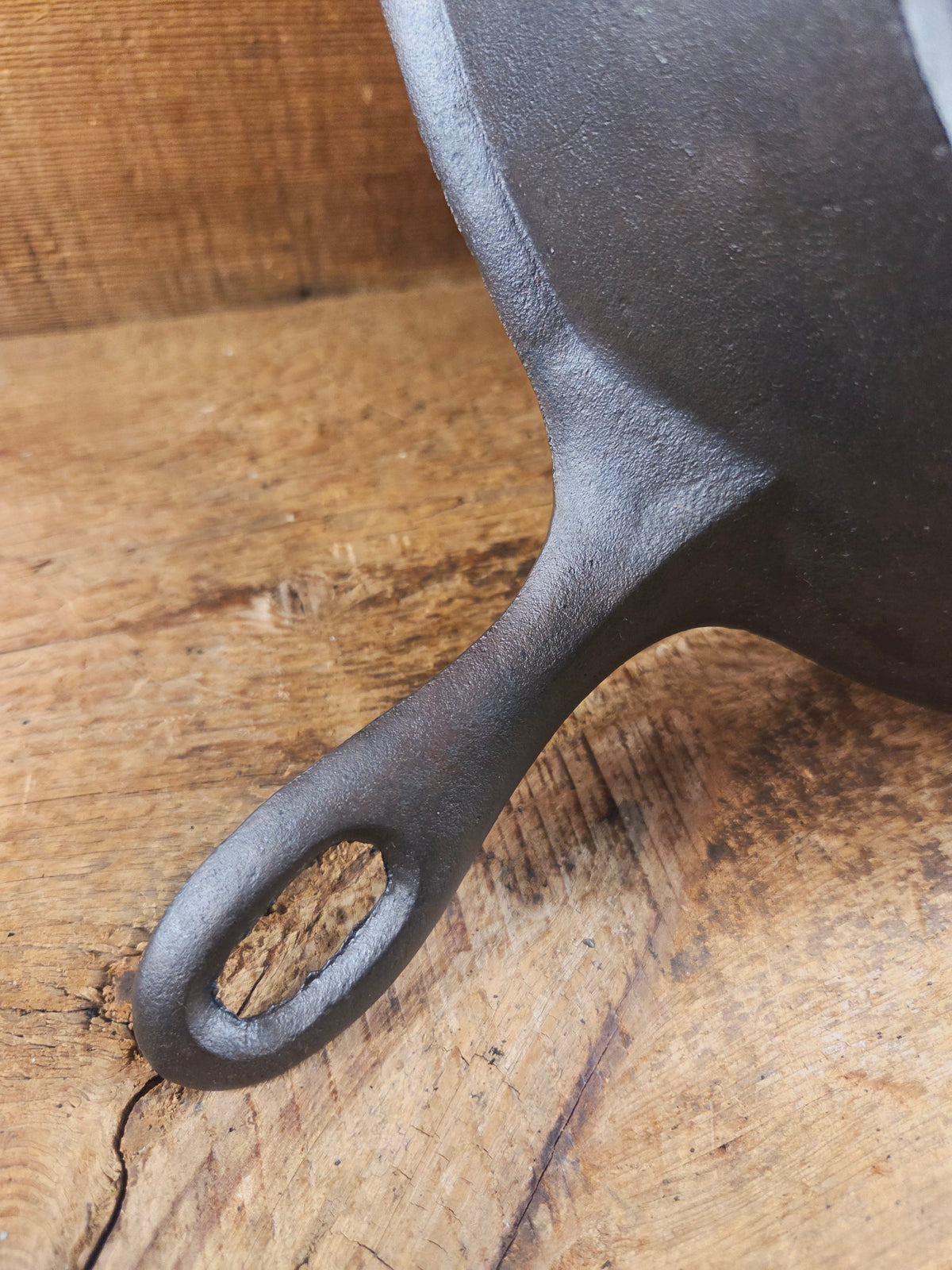 Antique elegant gate-marked unknown #11 skillet. Amazing condition Est 1880’s Era. Flat handle raised #11 Pattern