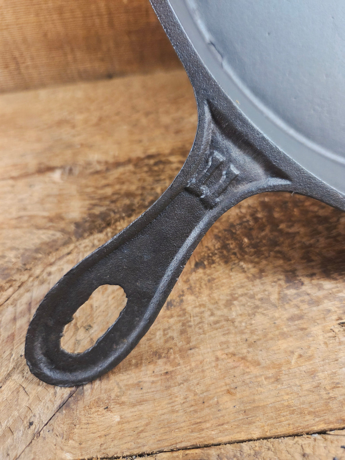 Antique elegant gate-marked unknown #11 skillet. Amazing condition Est 1880’s Era. Flat handle raised #11 Pattern