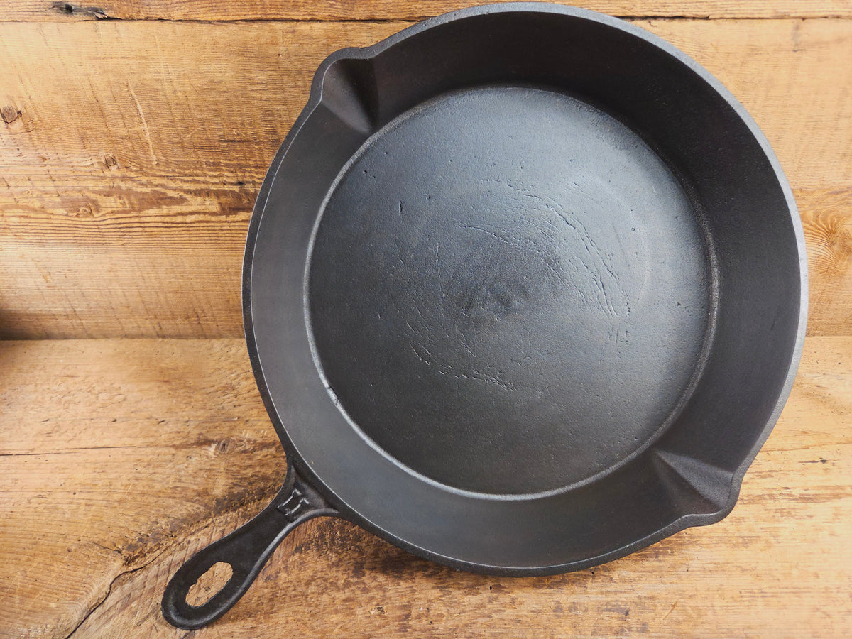 Antique elegant gate-marked unknown #11 skillet. Amazing condition Est 1880’s Era. Flat handle raised #11 Pattern