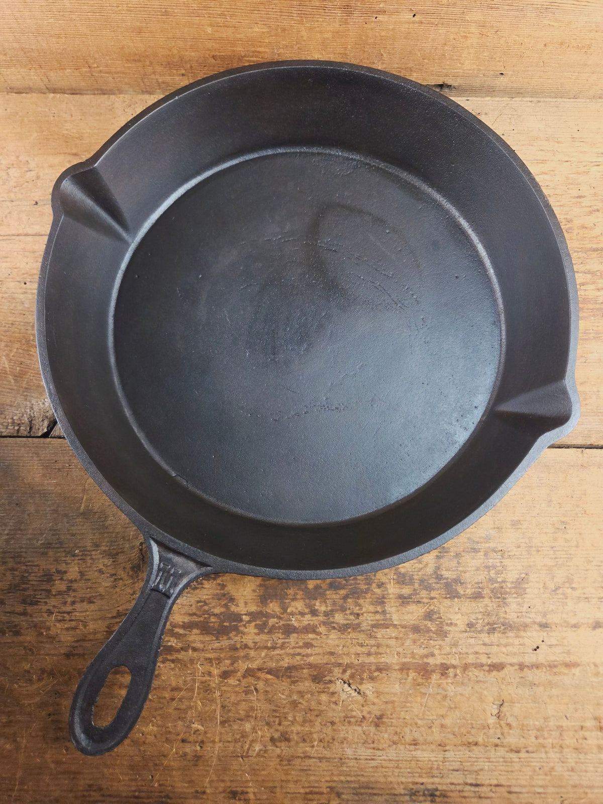 Antique elegant gate-marked unknown #11 skillet. Amazing condition Est 1880’s Era. Flat handle raised #11 Pattern