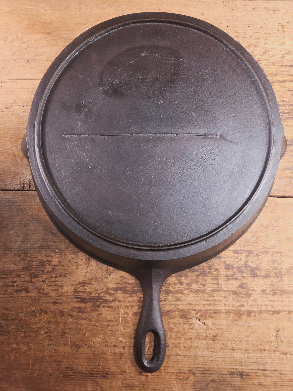 Antique elegant gate-marked unknown #11 skillet. Amazing condition Est 1880’s Era. Flat handle raised #11 Pattern