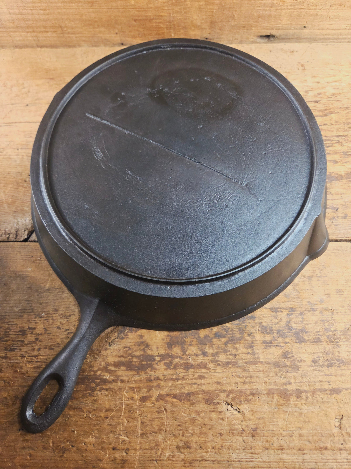 Antique elegant gate-marked unknown #11 skillet. Amazing condition Est 1880’s Era. Flat handle raised #11 Pattern