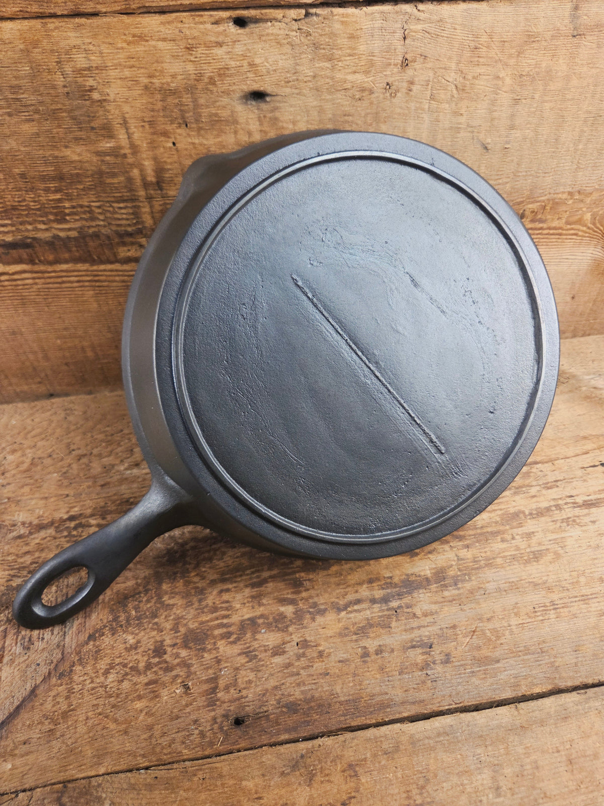 Antique elegant gate-marked unknown #9 skillet. Wonderfully preserved. Est 1880’s Era. Flat handle #7 Pattern Skillet