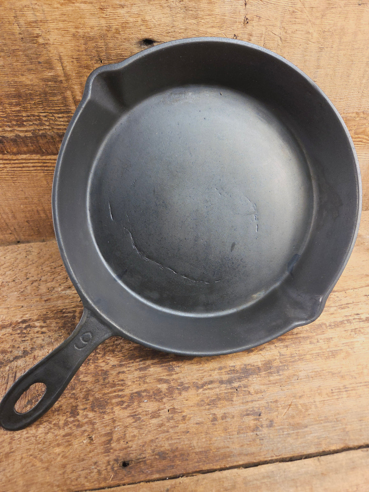 Antique elegant gate-marked unknown #9 skillet. Wonderfully preserved. Est 1880’s Era. Flat handle #7 Pattern Skillet