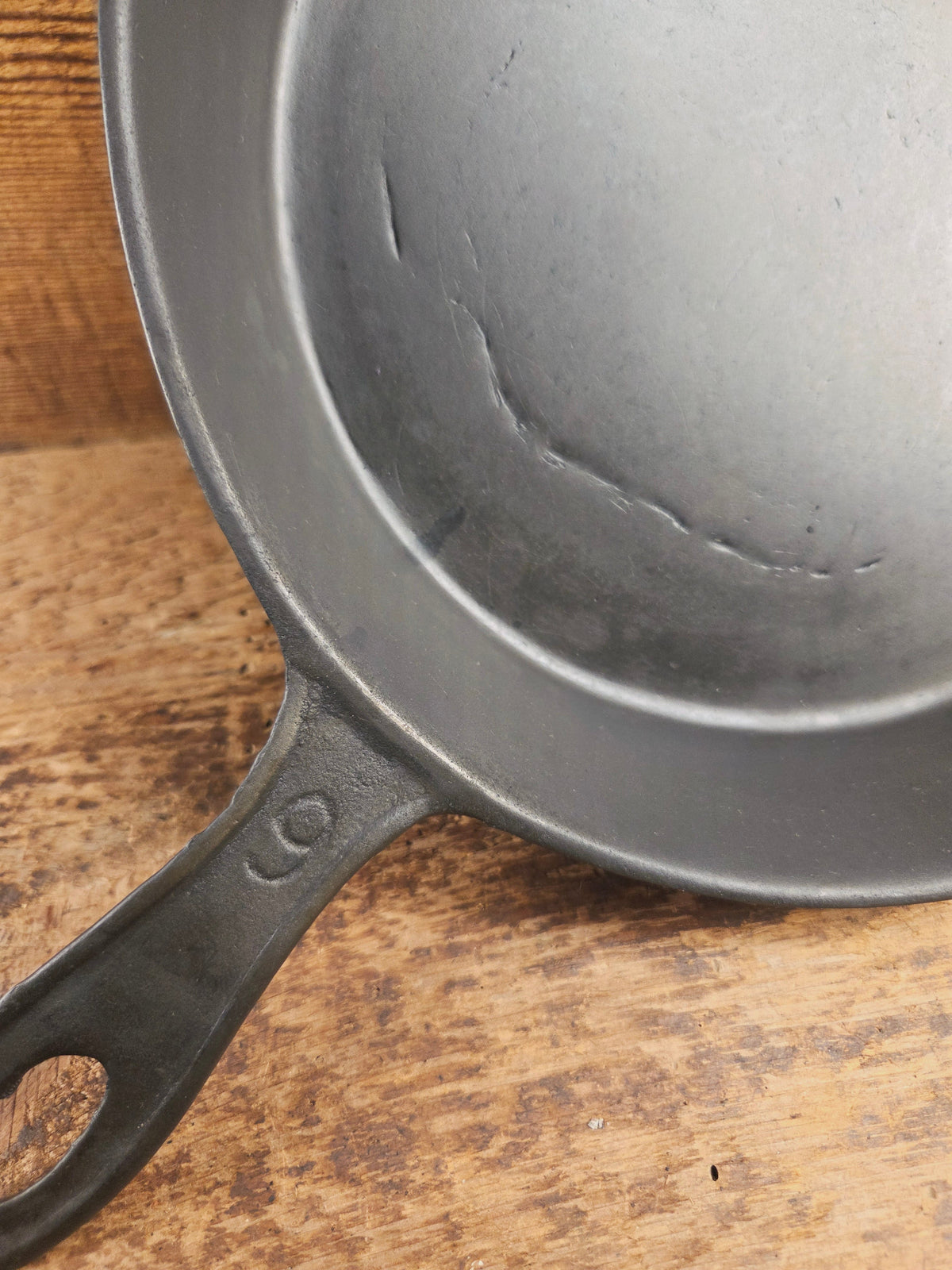 Antique elegant gate-marked unknown #9 skillet. Wonderfully preserved. Est 1880’s Era. Flat handle #7 Pattern Skillet