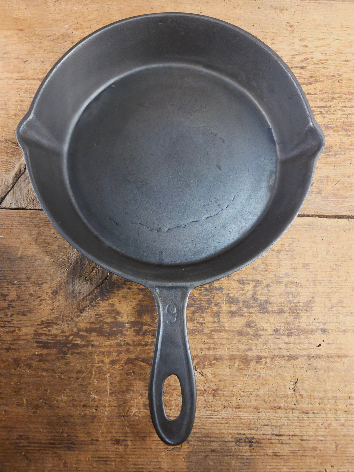 Antique elegant gate-marked unknown #9 skillet. Wonderfully preserved. Est 1880’s Era. Flat handle #7 Pattern Skillet