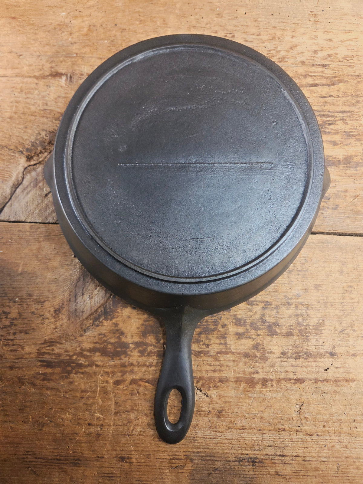 Antique elegant gate-marked unknown #9 skillet. Wonderfully preserved. Est 1880’s Era. Flat handle #7 Pattern Skillet