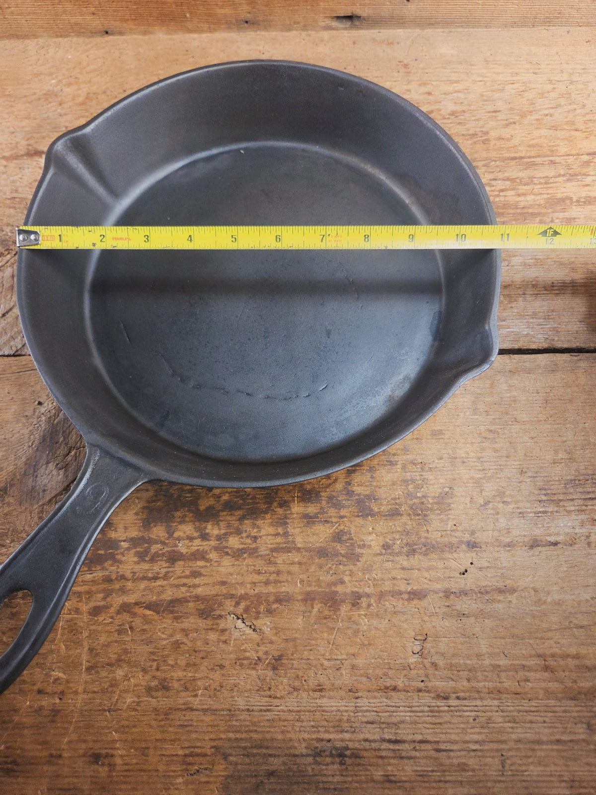 Antique elegant gate-marked unknown #9 skillet. Wonderfully preserved. Est 1880’s Era. Flat handle #7 Pattern Skillet