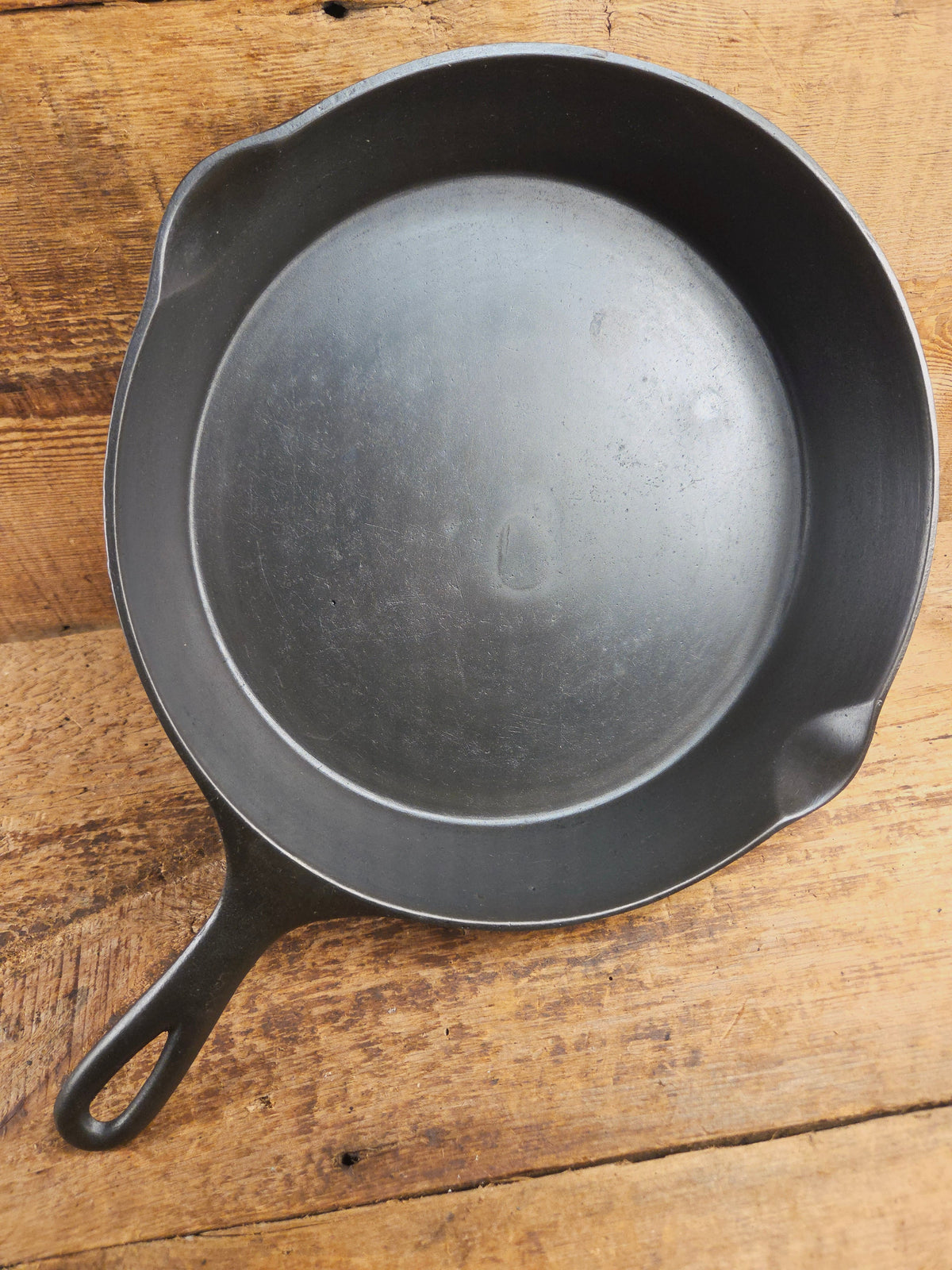 HTF and Gorgeous! Early 1900’s Wagner ’Arc Straight’ logo #10 Cast Iron Skillet. Big skillet for big appetites! Skillet
