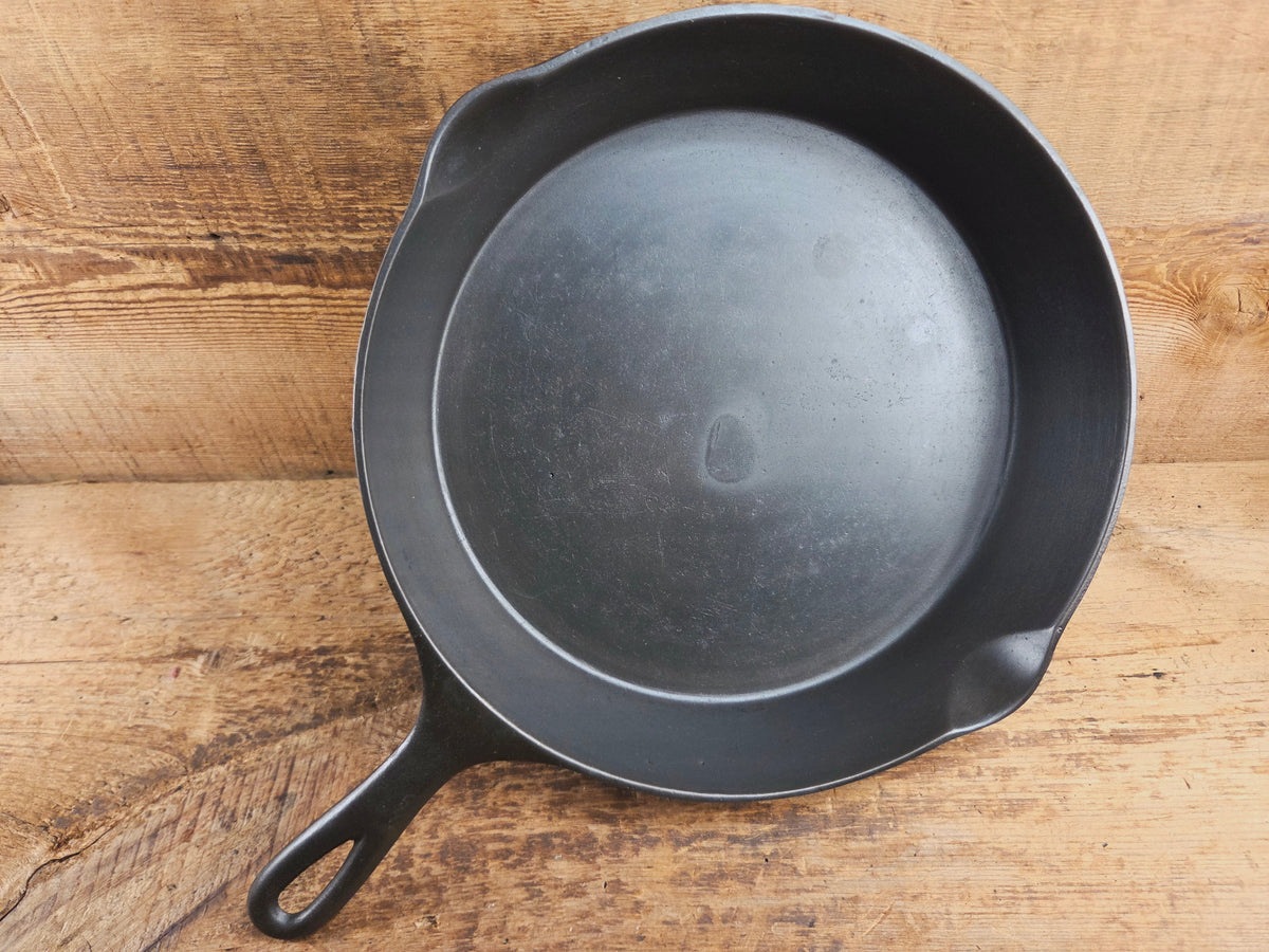 HTF and Gorgeous! Early 1900’s Wagner ’Arc Straight’ logo #10 Cast Iron Skillet. Big skillet for big appetites! Skillet