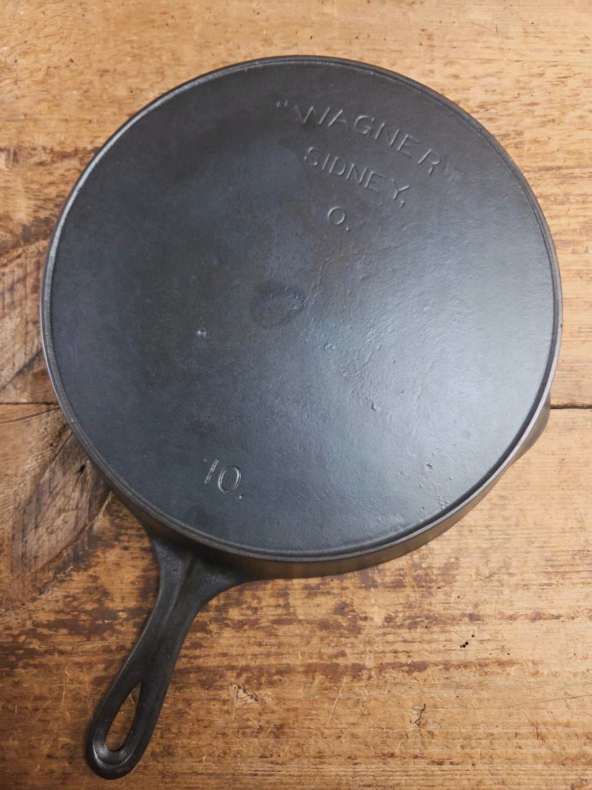 HTF and Gorgeous! Early 1900’s Wagner ’Arc Straight’ logo #10 Cast Iron Skillet. Big skillet for big appetites! Skillet