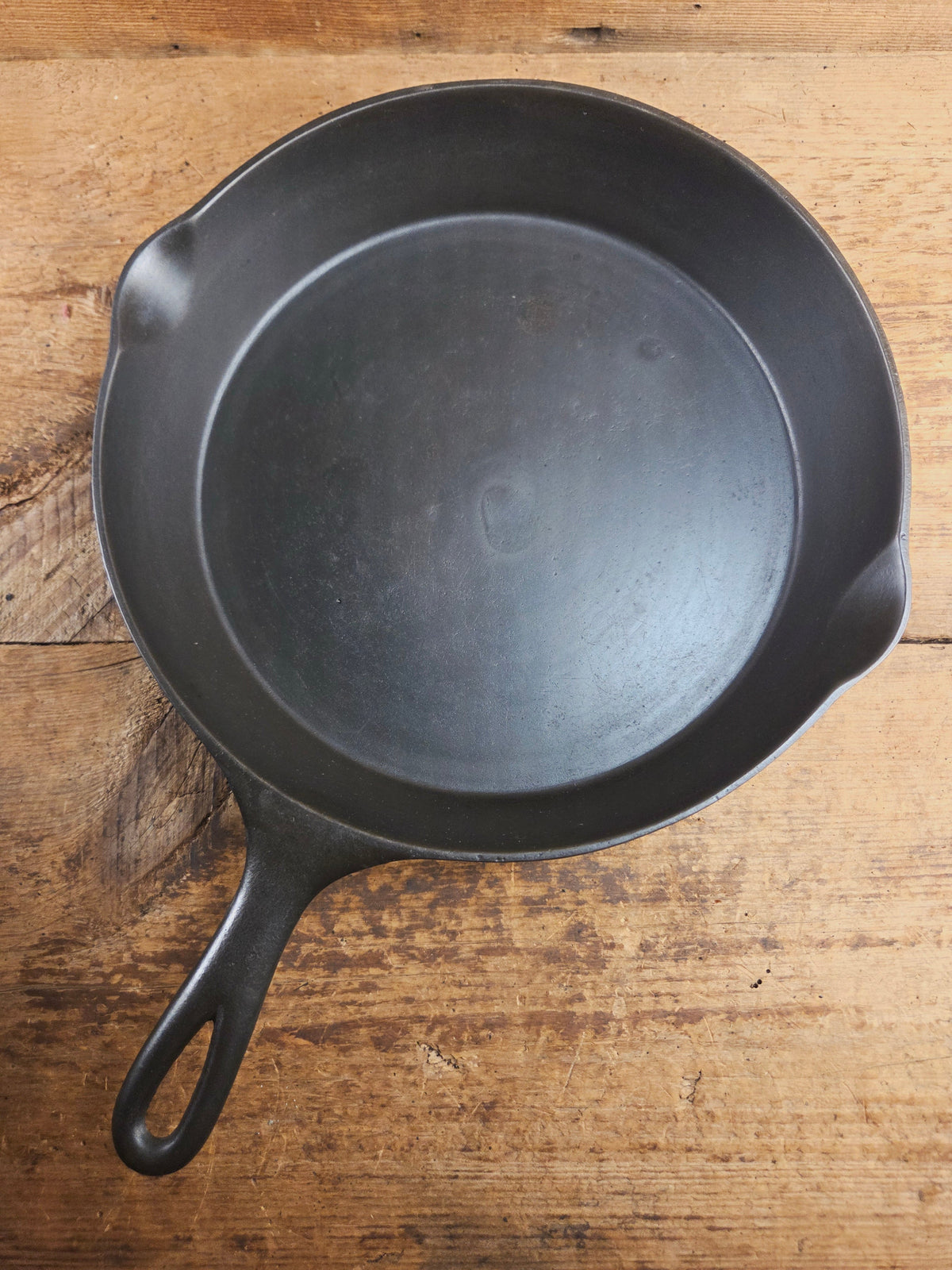 HTF and Gorgeous! Early 1900’s Wagner ’Arc Straight’ logo #10 Cast Iron Skillet. Big skillet for big appetites! Skillet