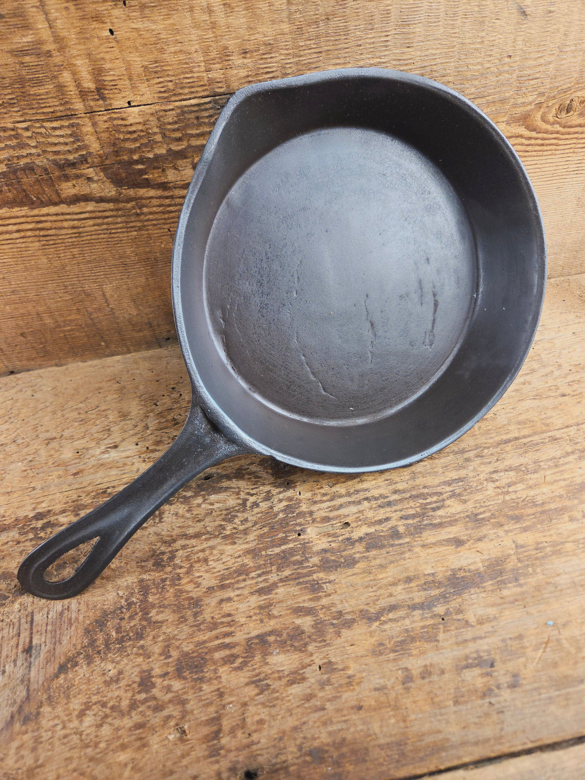 Antique gate-marked unknown #6 skillet. Est 1880’s. Left single spout heat ring bottom w/ fancy handle. Skillet