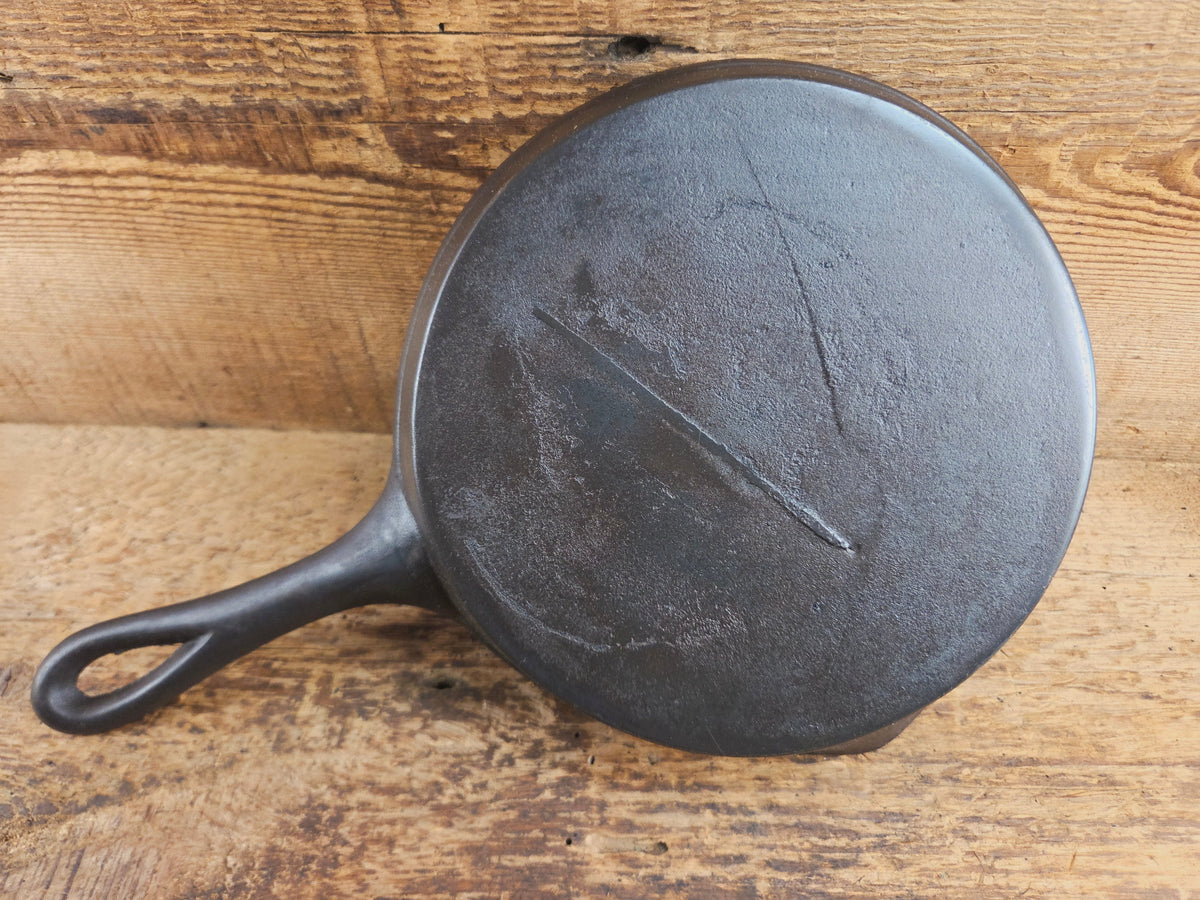 Antique gate-marked unknown #6 skillet. Est 1880’s. Left single spout heat ring bottom w/ fancy handle. Skillet