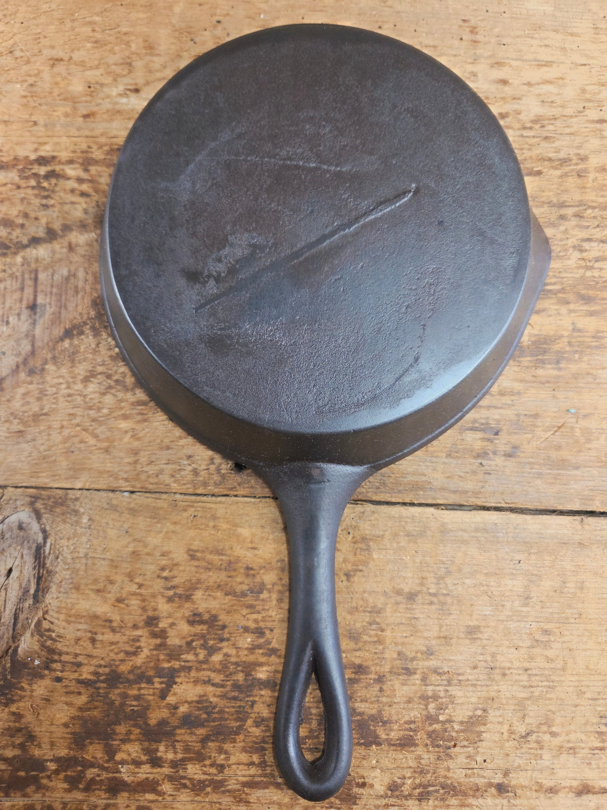 Antique gate-marked unknown #6 skillet. Est 1880’s. Left single spout heat ring bottom w/ fancy handle. Skillet