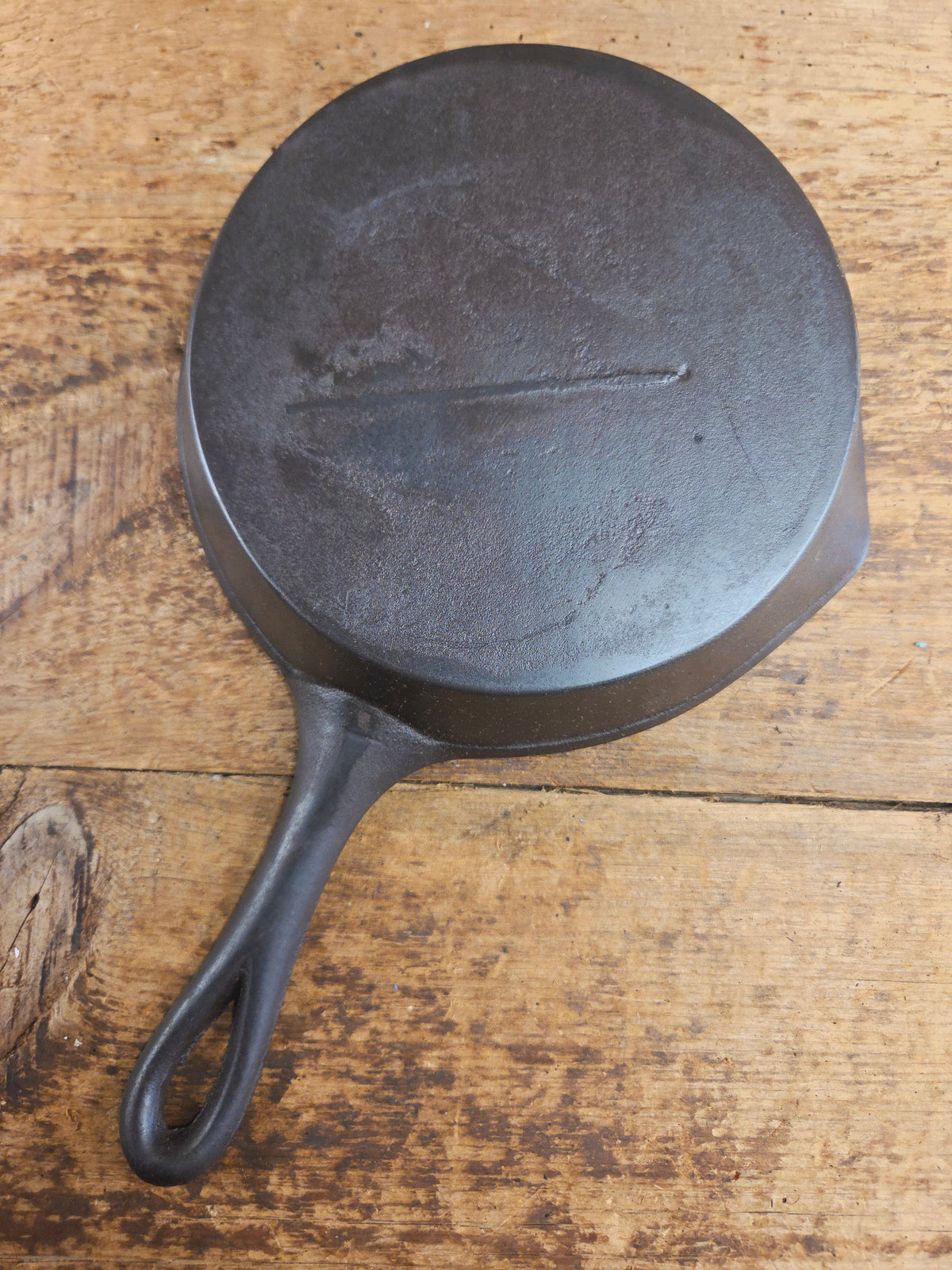 Antique gate-marked unknown #6 skillet. Est 1880’s. Left single spout heat ring bottom w/ fancy handle. Skillet