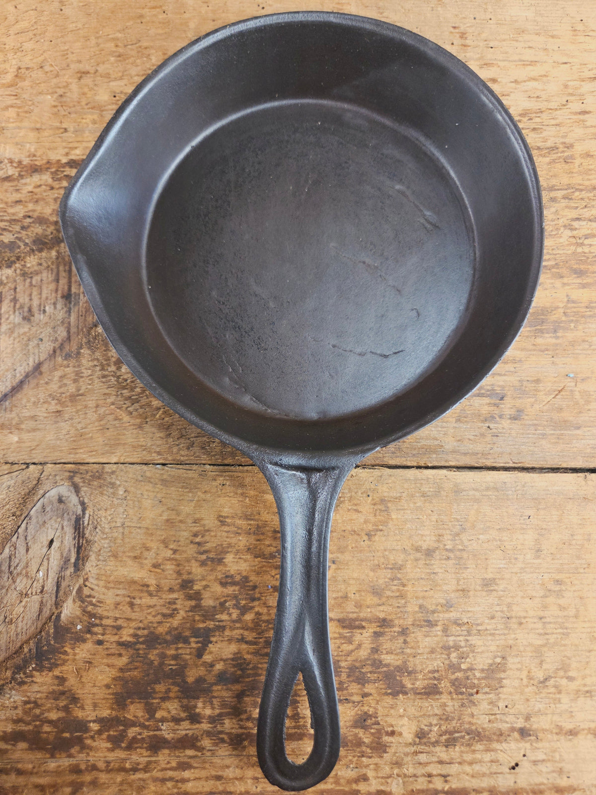 Antique gate-marked unknown #6 skillet. Est 1880’s. Left single spout heat ring bottom w/ fancy handle. Skillet