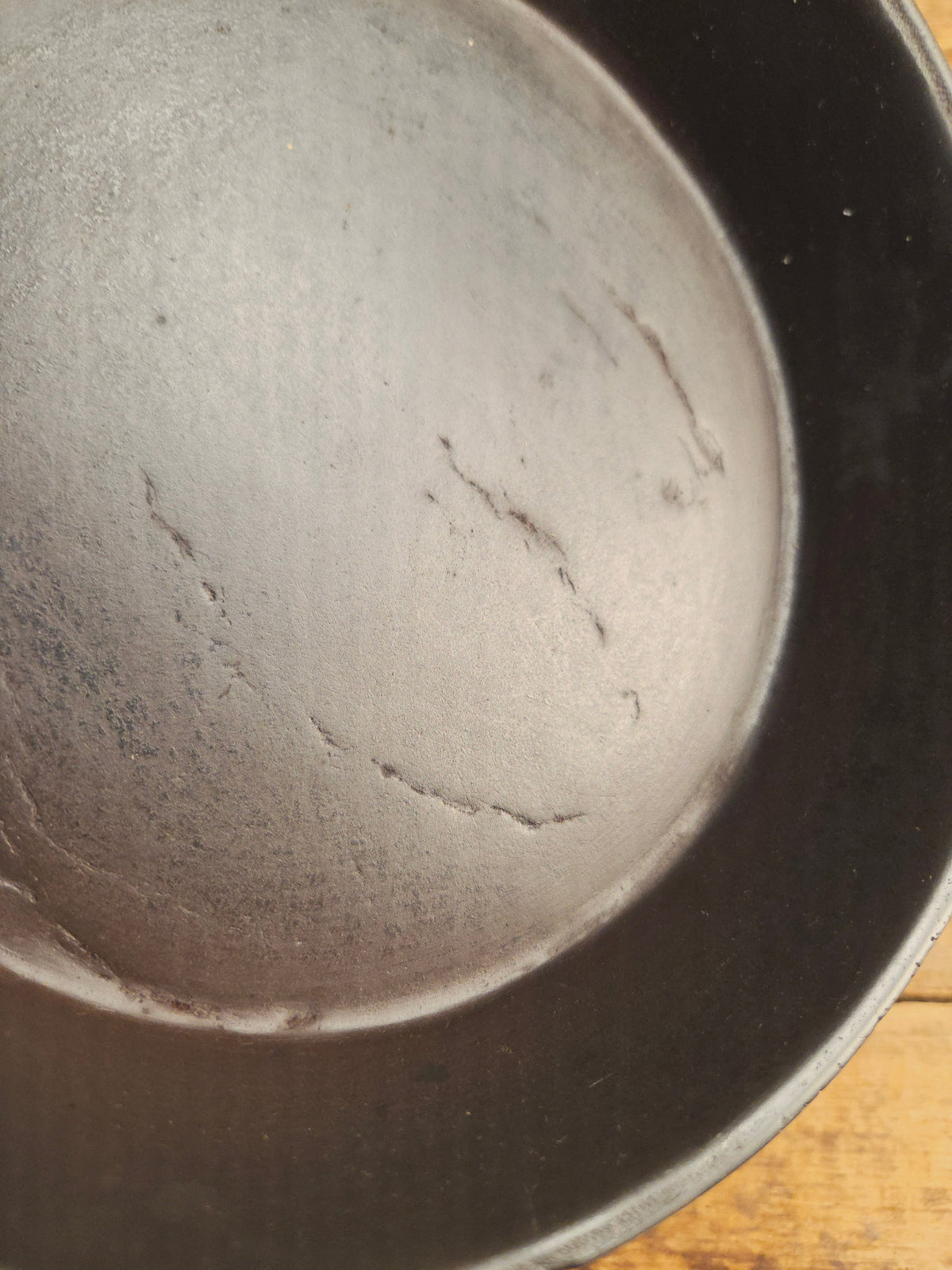 Antique gate-marked unknown #6 skillet. Est 1880’s. Left single spout heat ring bottom w/ fancy handle. Skillet
