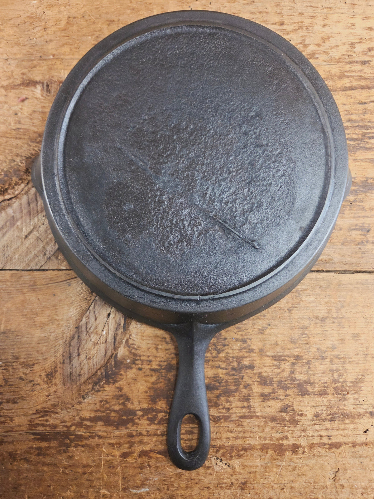 Antique elegant gate-marked unknown #8 skillet. Wonderfully preserved. Est 1880’s Era. Flat handle # Pattern Skillet