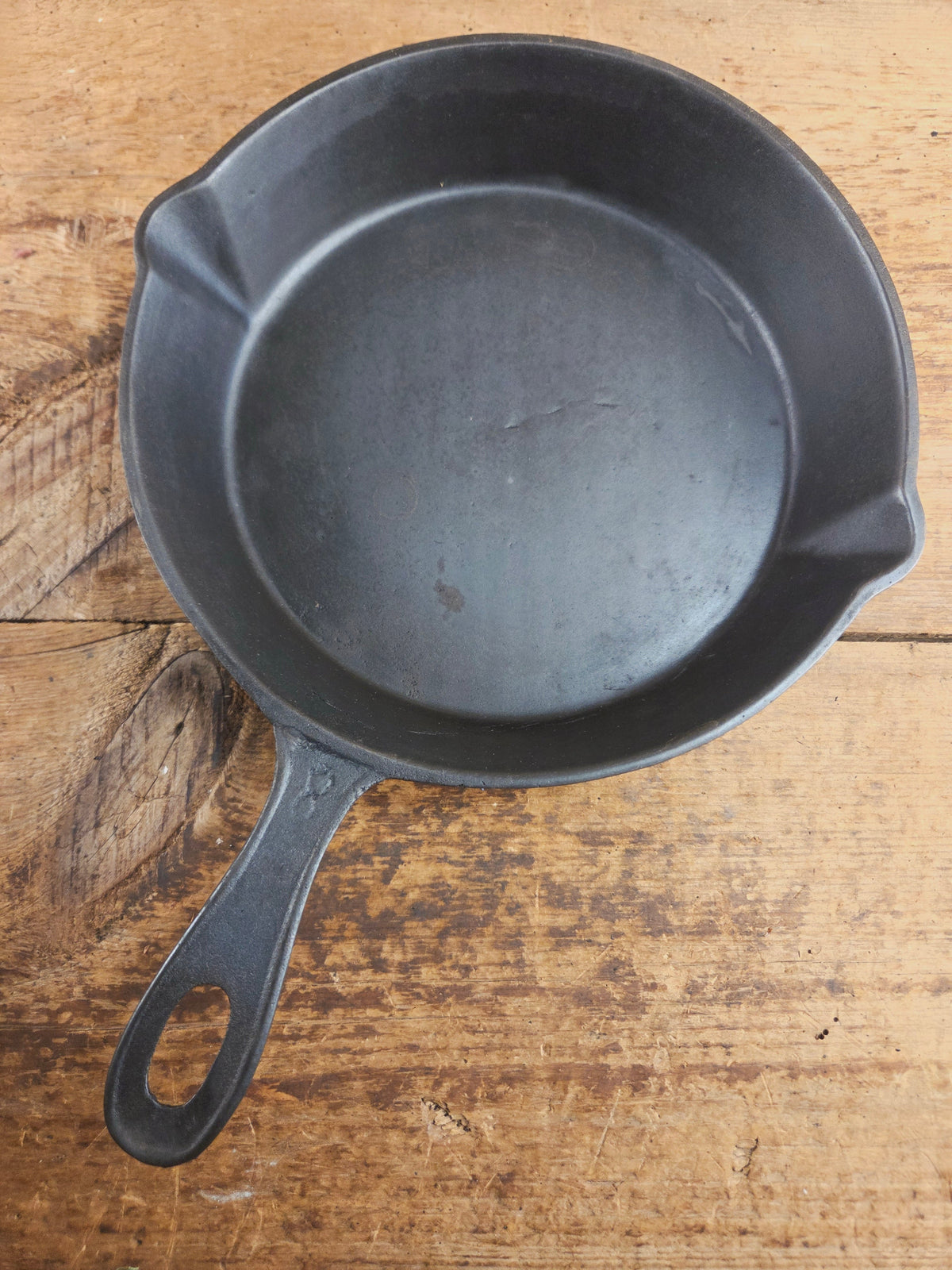 Antique elegant gate-marked unknown #8 skillet. Wonderfully preserved. Est 1880’s Era. Flat handle # Pattern Skillet
