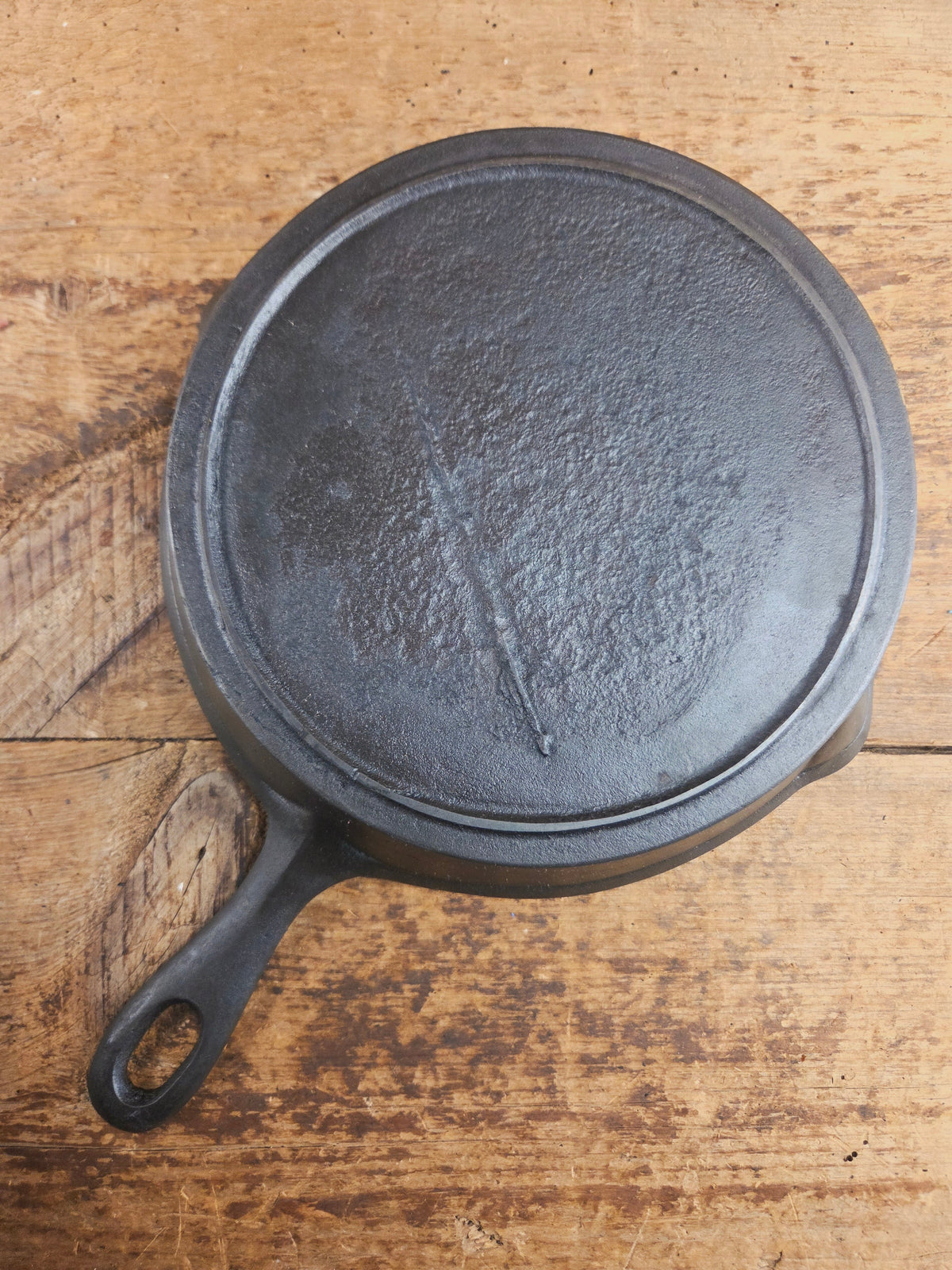 Antique elegant gate-marked unknown #8 skillet. Wonderfully preserved. Est 1880’s Era. Flat handle # Pattern Skillet