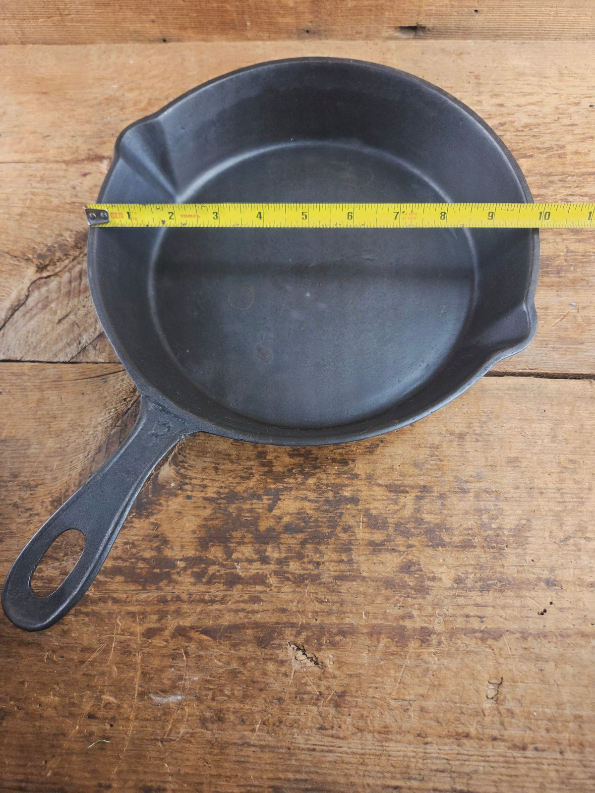 Antique elegant gate-marked unknown #8 skillet. Wonderfully preserved. Est 1880’s Era. Flat handle # Pattern Skillet