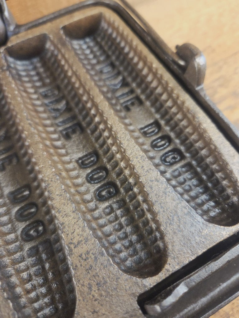 What a COOL novelty! Rare Dixie Mfg and Co. Dixie Dog cornbread waffle iron! Waffle Iron