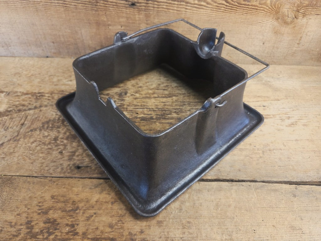 What a COOL novelty! Rare Dixie Mfg and Co. Dixie Dog cornbread waffle iron! Waffle Iron