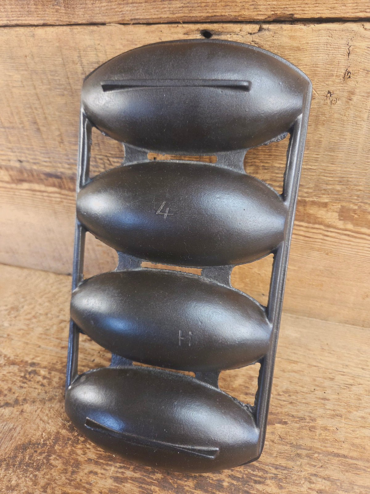 Tough one to find! Early 1900’s Wagner 4 Cup Vienna Pan #4 - H. Makes wonderful rolls & cornbread! Bakeware