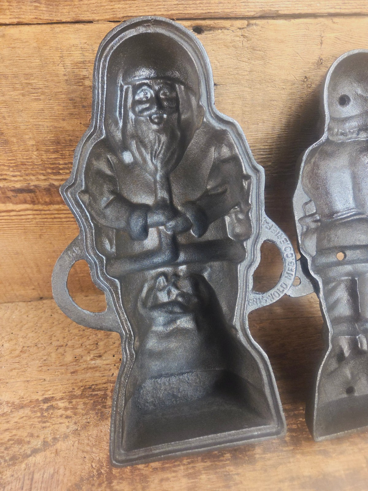 Ho Ho Hold the SHOW!! The Authentic #897/898 Griswold SANTA Cake Mold (Hello Kiddies!). Many copies are out there see