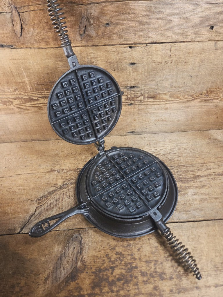 WOW VERY cool and tough to find! Early 1900’s Fanner Mfg Co No. 8 Crescent Cast Iron Waffle Maker with Low Base. Harder
