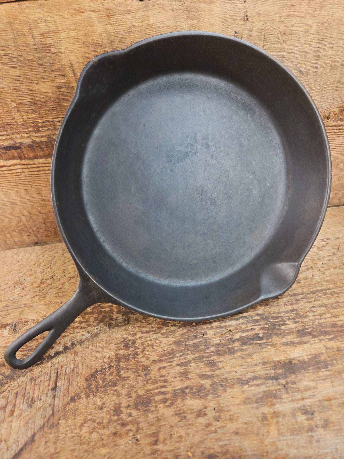 1910’s very early Lodge #8 Cast Iron Skillet with Single Notch and Raised C Skillet