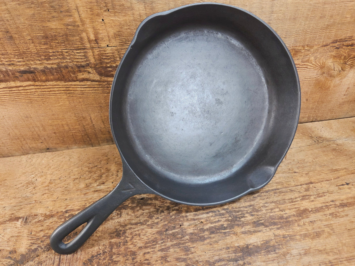 HTF Martin Stove & Range Co. #7 Cast Iron Skillet with ’Hamburger’ Logo. Versatile and elegant Skillet