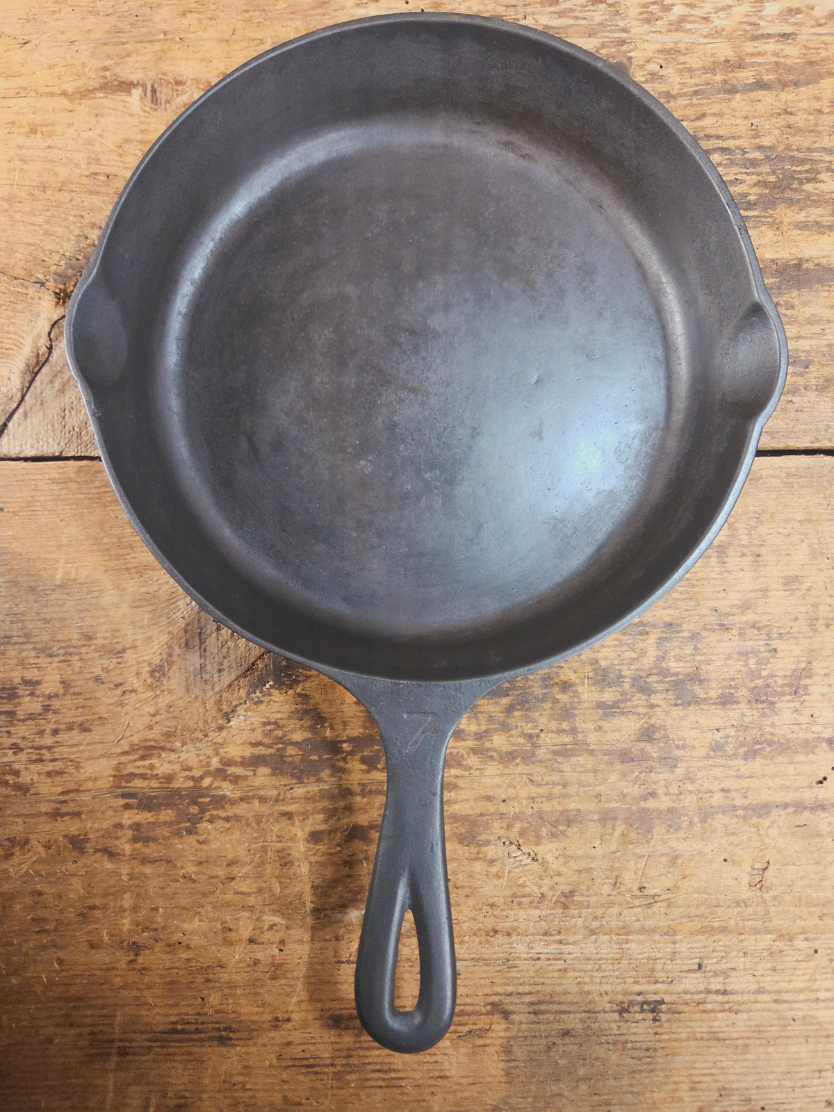 HTF Martin Stove & Range Co. #7 Cast Iron Skillet with ’Hamburger’ Logo. Versatile and elegant Skillet