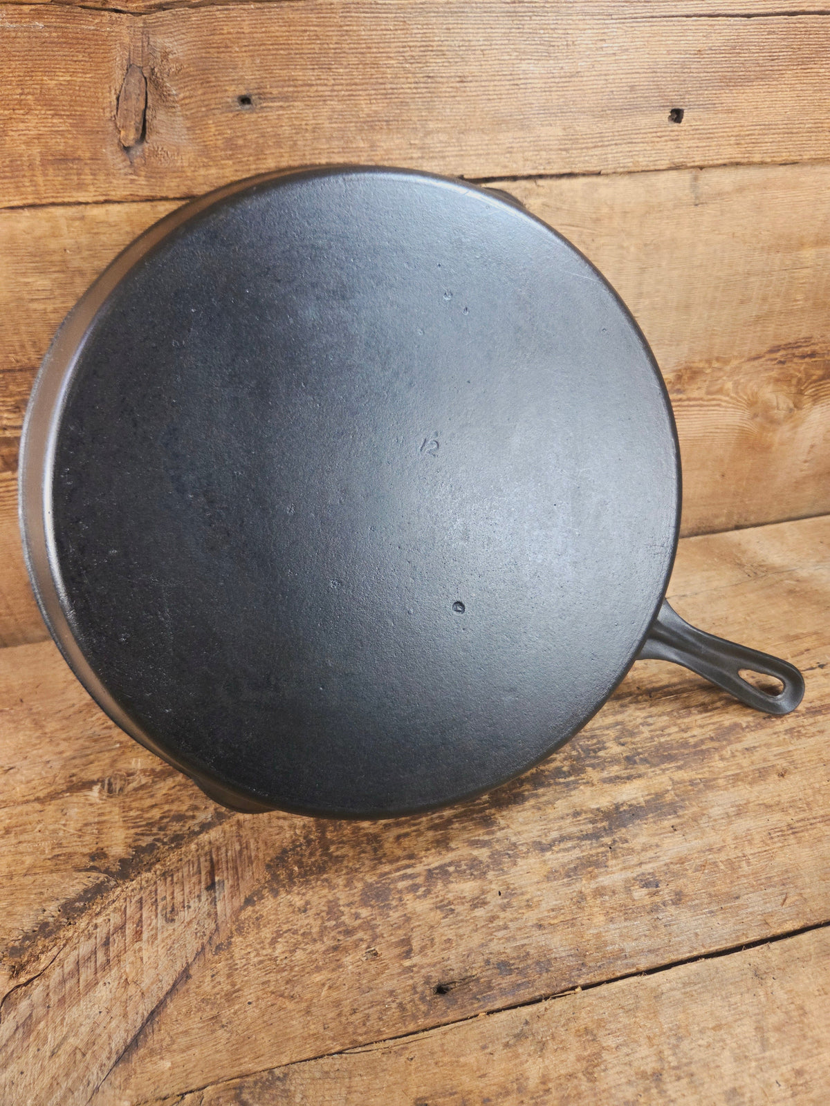 Awesome and tough to find! Scarce smooth bottom #12 Vollrath cast iron skillet. This is a conversation starter! Skillet