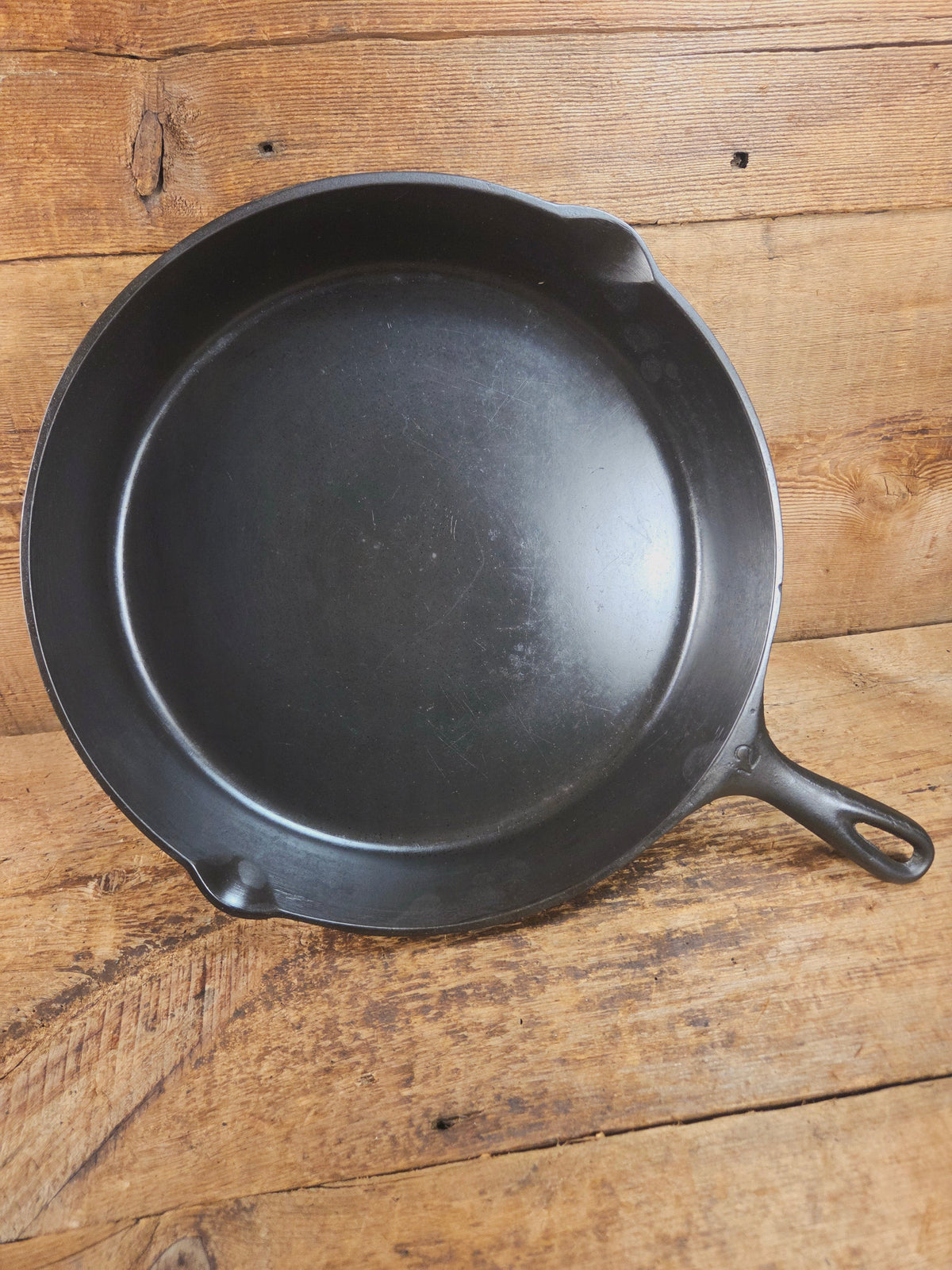 Awesome and tough to find! Scarce smooth bottom #12 Vollrath cast iron skillet. This is a conversation starter! Skillet
