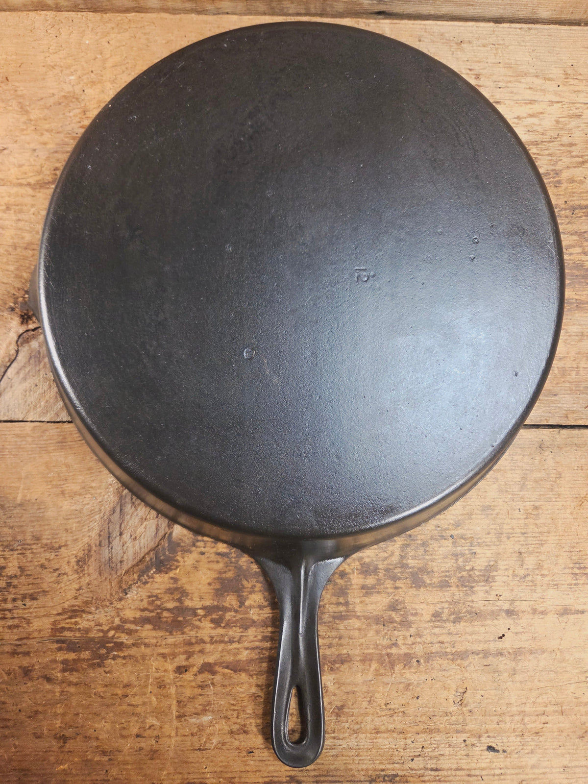 Awesome and tough to find! Scarce smooth bottom #12 Vollrath cast iron skillet. This is a conversation starter! Skillet