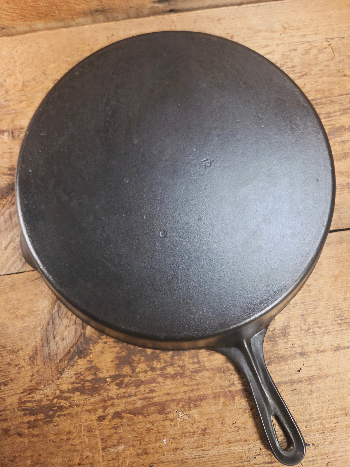 Awesome and tough to find! Scarce smooth bottom #12 Vollrath cast iron skillet. This is a conversation starter! Skillet