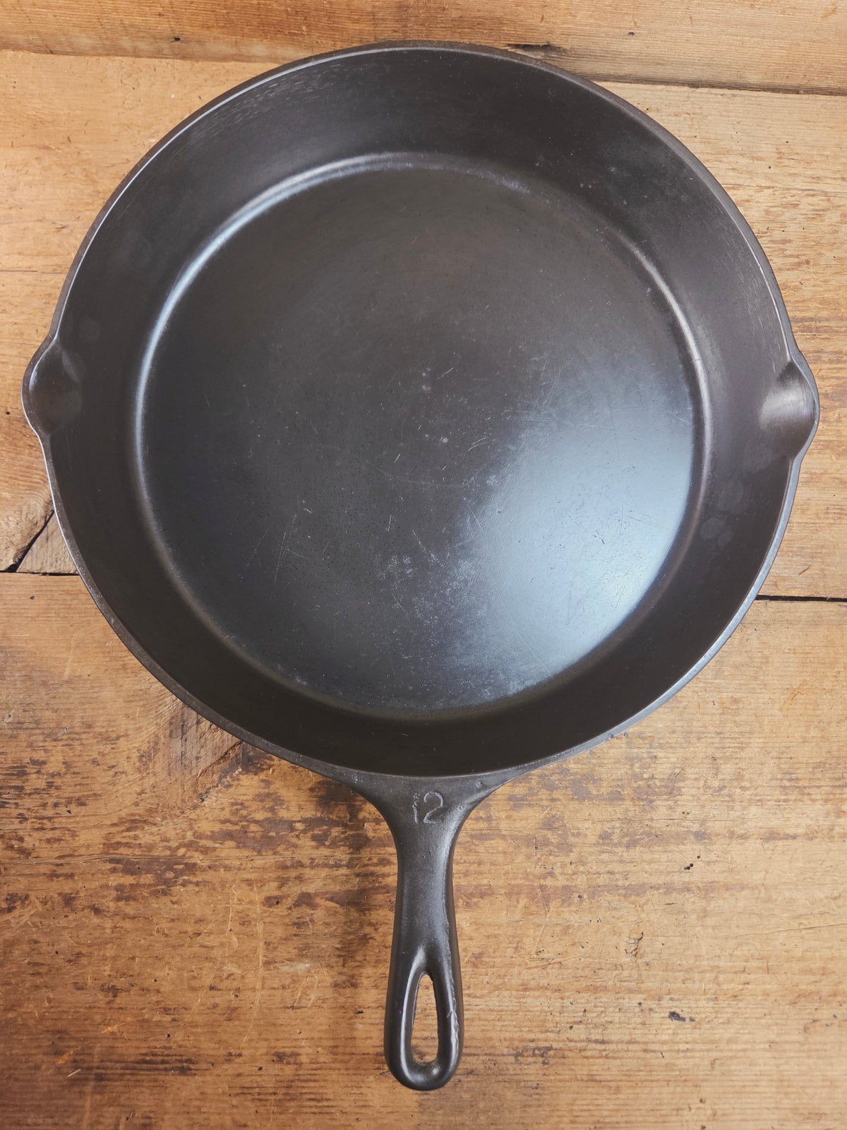 Awesome and tough to find! Scarce smooth bottom #12 Vollrath cast iron skillet. This is a conversation starter! Skillet