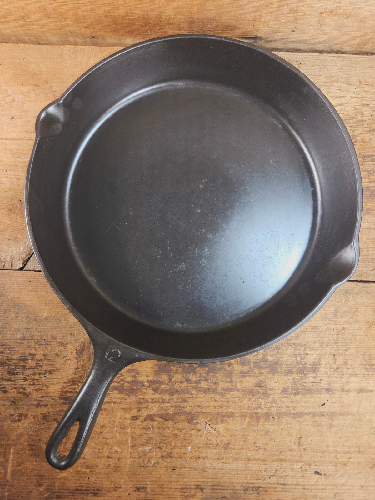 Awesome and tough to find! Scarce smooth bottom #12 Vollrath cast iron skillet. This is a conversation starter! Skillet