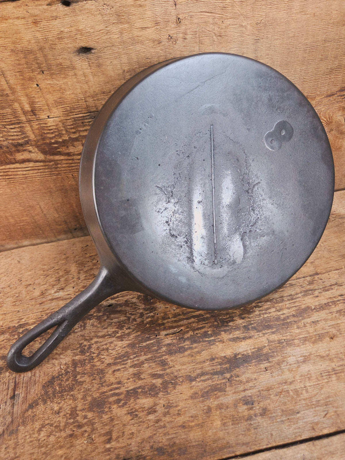 Antique gate-marked unknown #8 skillet. Est 1880’s. Left single spout heat ring bottom w/ semi fancy handle Skillet