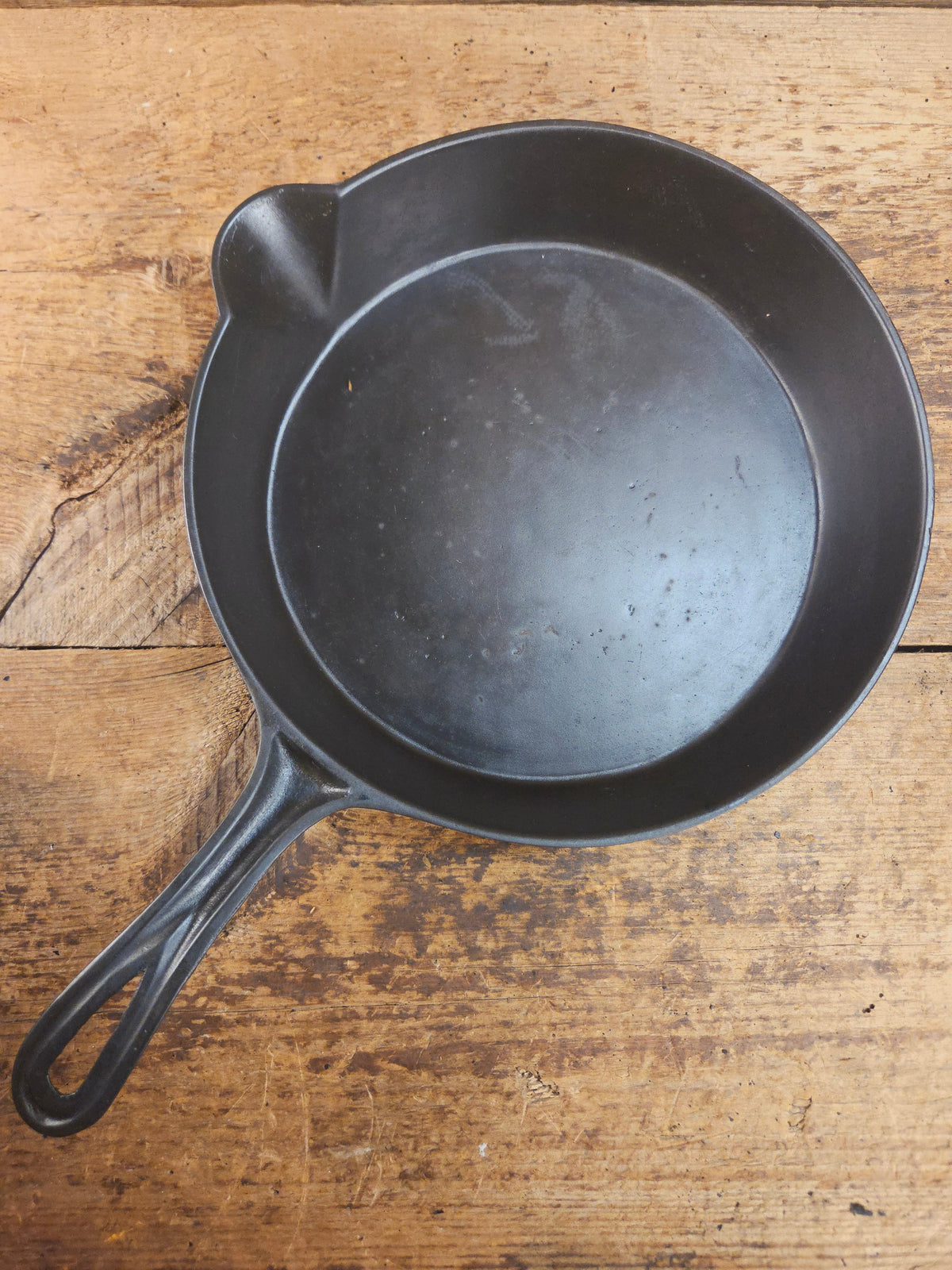 Antique gate-marked unknown #8 skillet. Est 1880’s. Left single spout heat ring bottom w/ semi fancy handle Skillet