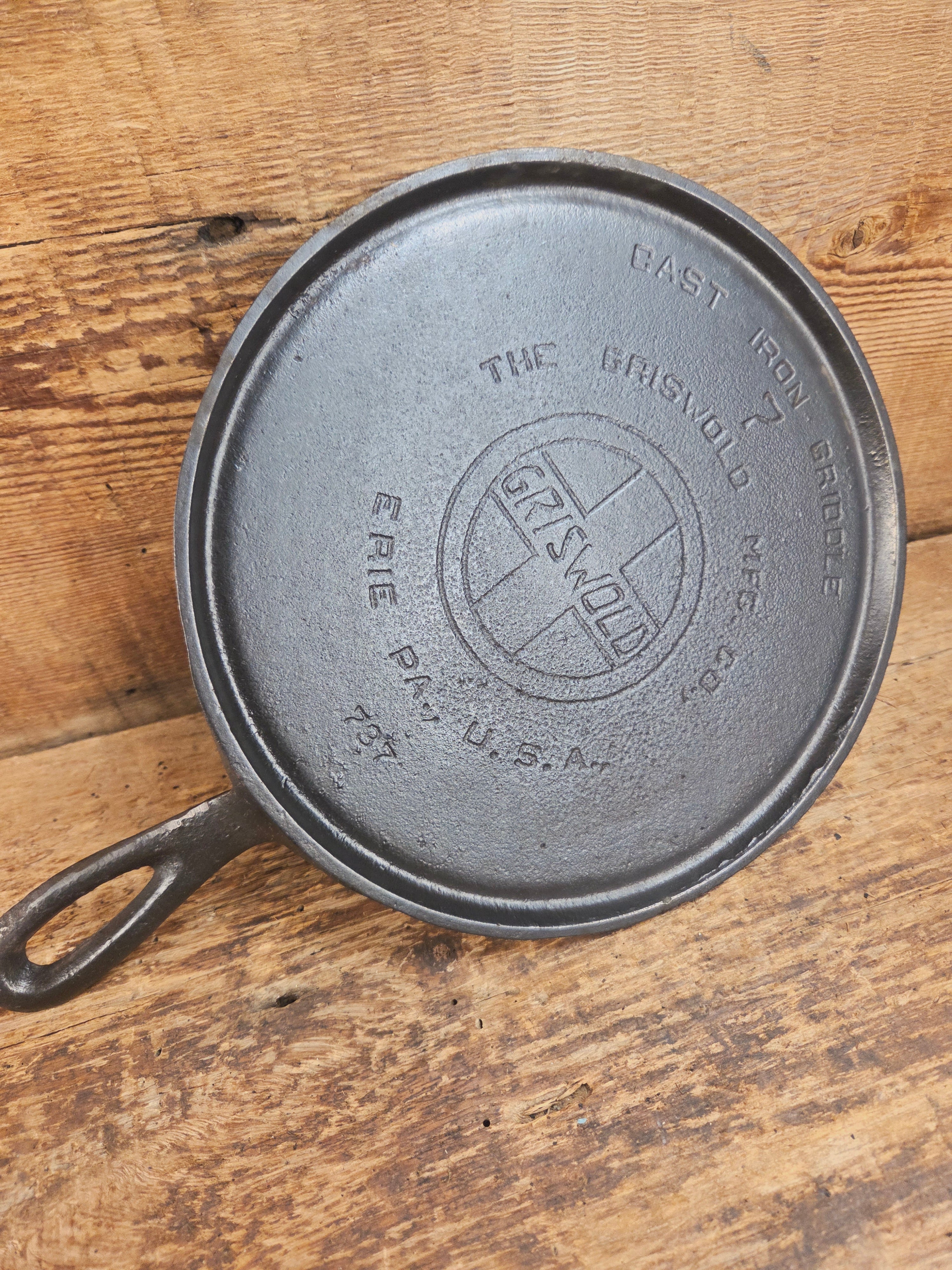 Hard to find! 1920's Griswold #7 Slant Logo Round Griddle, 737